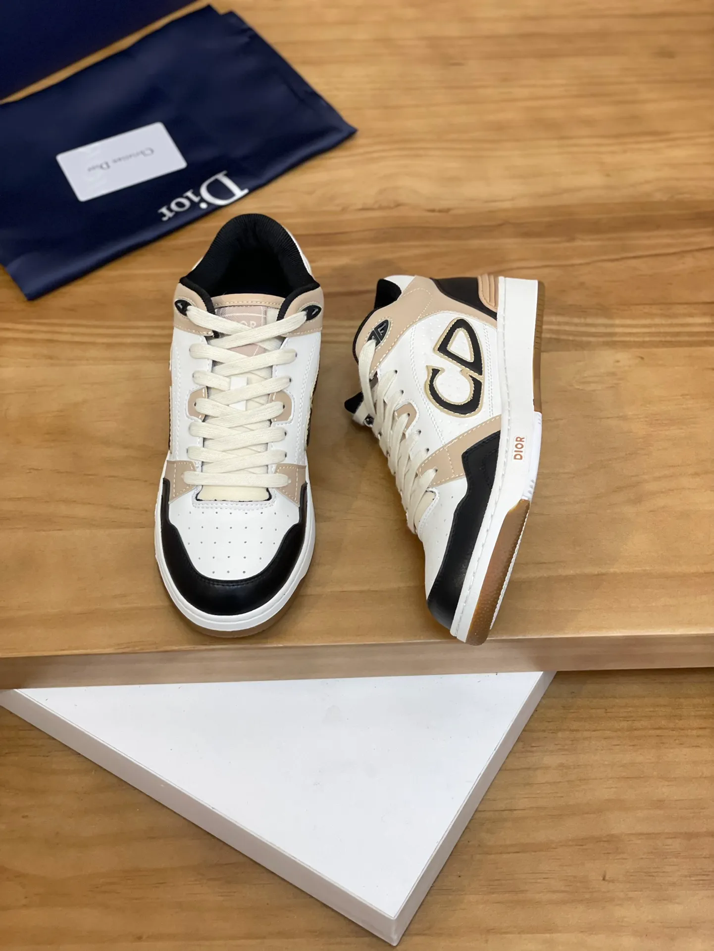 Men's shoes: 💰P440¥ Product trademark: Dior* "Dior*" high-top casual shoes Regular size: 38-44 (can be customized to 45.46) Product materials: Upper imported cowhide stitched with original fabric, breathable lining, original outsole. Number: 1006
